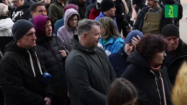 Desplazados ucranianos huyen de soldados rusos que ocuparon su pueblo