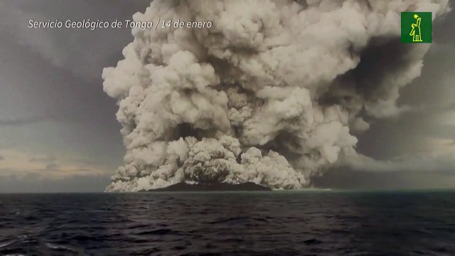 Tonga queda aislada del mundo tras la erupción de un volcán