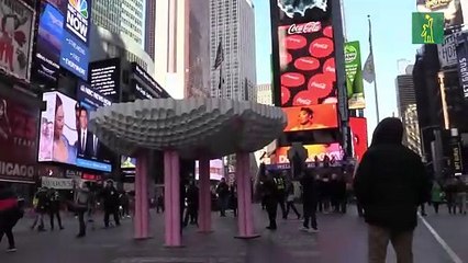 Times Square propone un amor de PVC para San Valentín