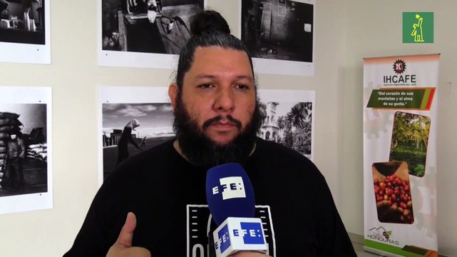 Una exposición de fotografías reveladas con café muestra la caficultura centroamericana