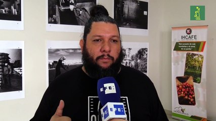 Una exposición de fotografías reveladas con café muestra la caficultura centroamericana