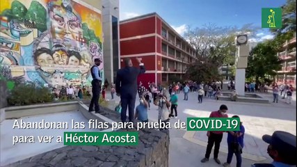 Abandonan las filas para prueba de COVID-19 para ver a Héctor Acosta