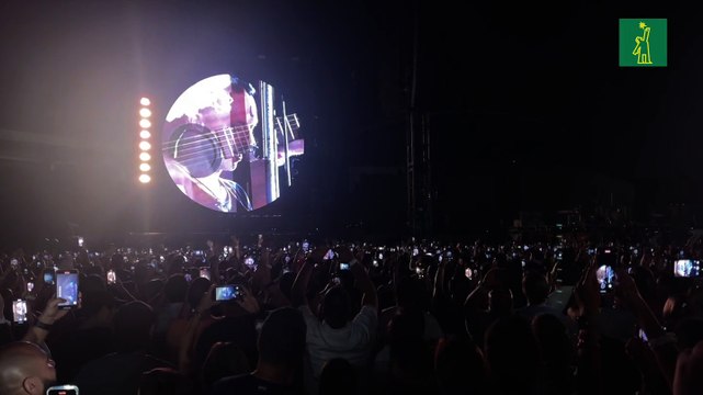 Chris Martin, de Coldplay, versiona con su guitarra la emblemática canción Bachata Rosa , de Juan Luis Guerra en el Estadio Olímpico