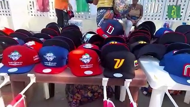 Utilería de todos los equipos de Serie del Caribe se vende en los alrededores del Quisqueya