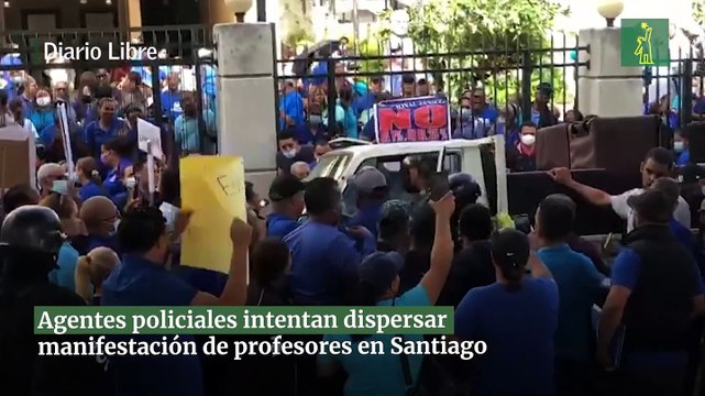 Agentes Policiales Intentan Dispersar Manifestación De Profesores En Santiago