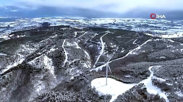 Kartpostallık kış manzarası! Dev rüzgargülleri beyaza büründü