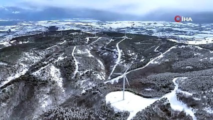 Kartpostallık kış manzarası! Dev rüzgargülleri beyaza büründü
