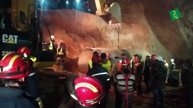 Equipo de rescate se acerca al niño atrapado en un pozo en Marruecos