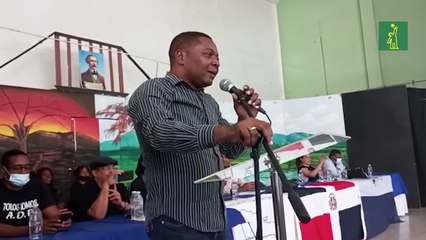 Presidente de ADP de Higüey rompe cristal de atril defendiéndose de acusaciones