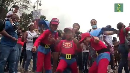 Los populares "superbigotes" caraqueños celebran el carnaval