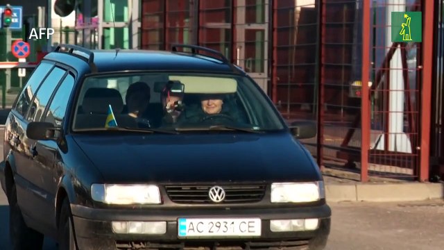 Unos 50.000 ucranianos huyen del conflicto mientras otros defienden su patria