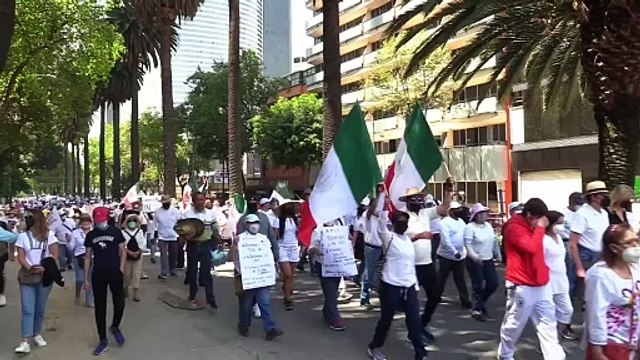 Opositores de López Obrador protestan contra su polémica consulta