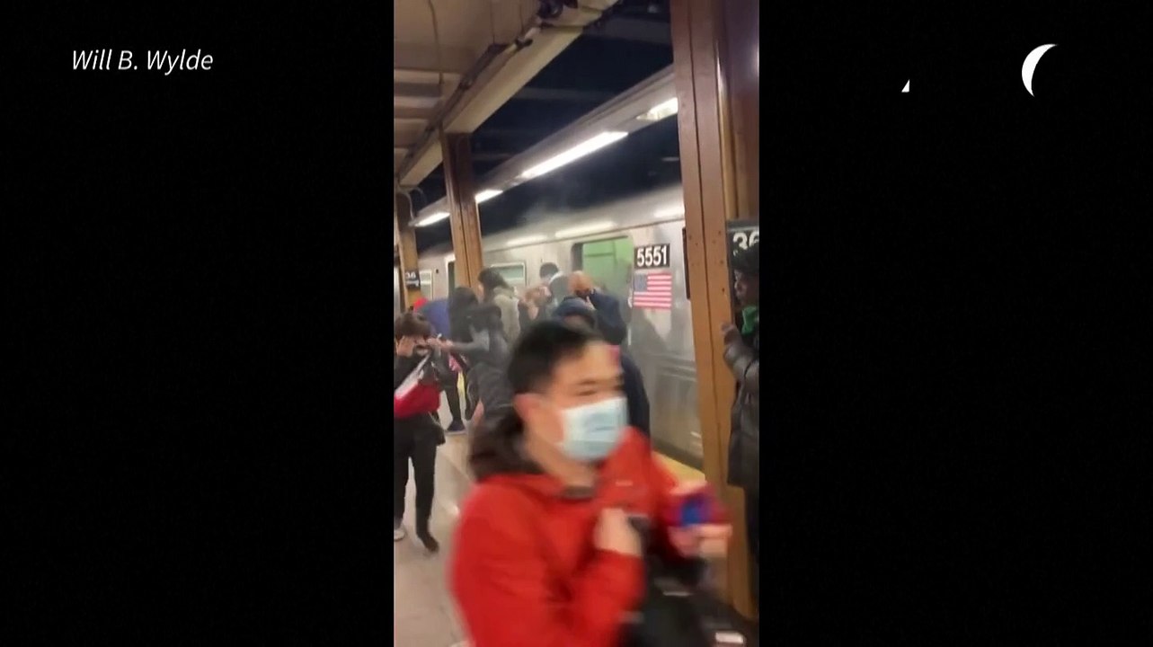 La policía de Nueva York busca al autor del tiroteo del metro