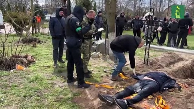 Exhumación del alcalde y de otras víctimas de crímenes de guerra en Gostomel, cerca de Kiev