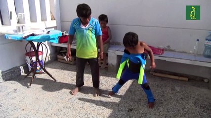 El surf, una terapia para niños pobres en una remota playa de Perú
