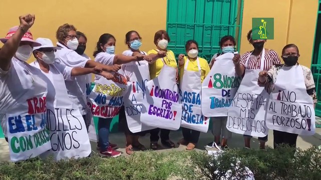 Trabajadoras del hogar protestan en Perú por sus derechos provistas de mandiles y carteles
