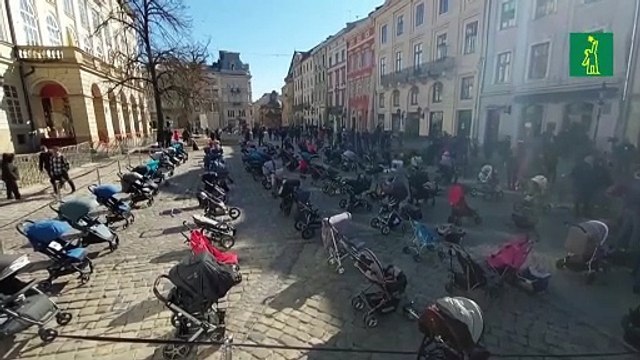 Carritos de bebé en Léopolis para conmemorar a los niños fallecidos durante la invasión rusa