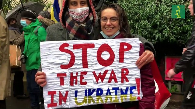 Ucranianos y franceses piden en las calles de París frenar a Putin