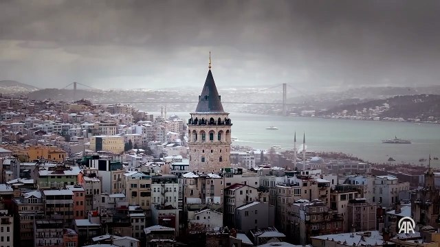 İstanbul'da kar yağışının ardından Galata Kulesi ve Süleymaniye Camii beyaza büründü