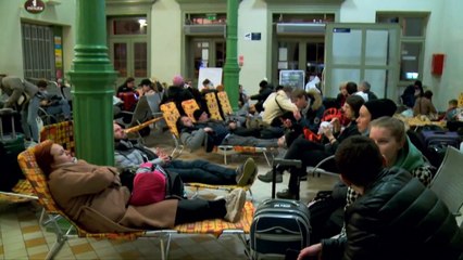 Refugiados de Ucrania acampan en una estación de tren de Polonia