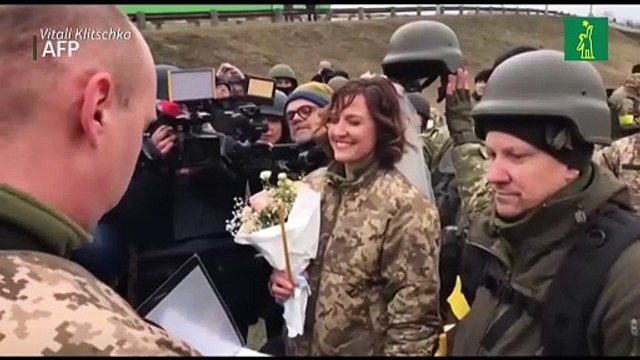 Soldados ucranianos se casan en medio de la invasión rusa