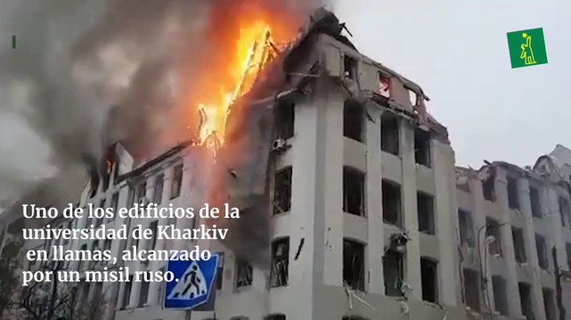 Uno de los edificios de la universidad de Kharkiv en llamas, alcanzado por un misil ruso