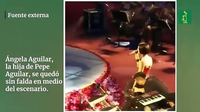 Ángela Aguilar, la hija de Pepe Aguilar, se quedó sin falda en medio del escenario
