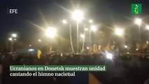 Ucranianos en Donetsk muestran unidad cantando el himno nacional