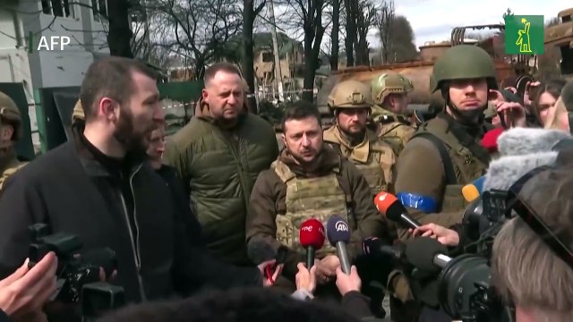 Zelenski recorre Bucha, donde las imágenes de cadáveres en las calles generaron conmoción