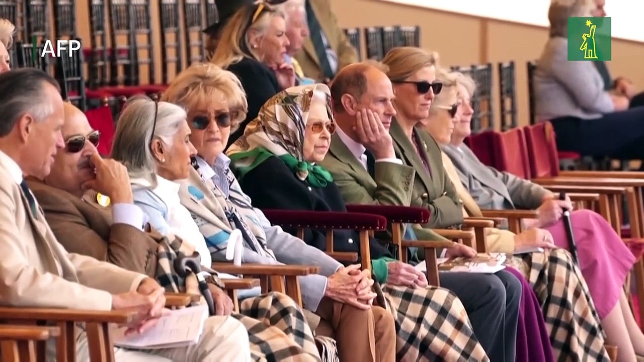 La reina Isabel II aparece sonriente en un concurso ecuestre
