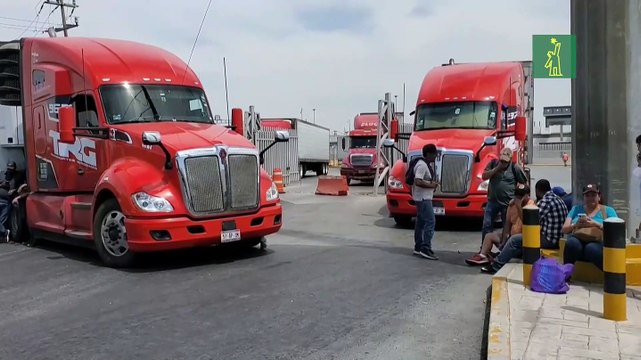 Transportistas bloquean puente internacional entre México y EE.UU.