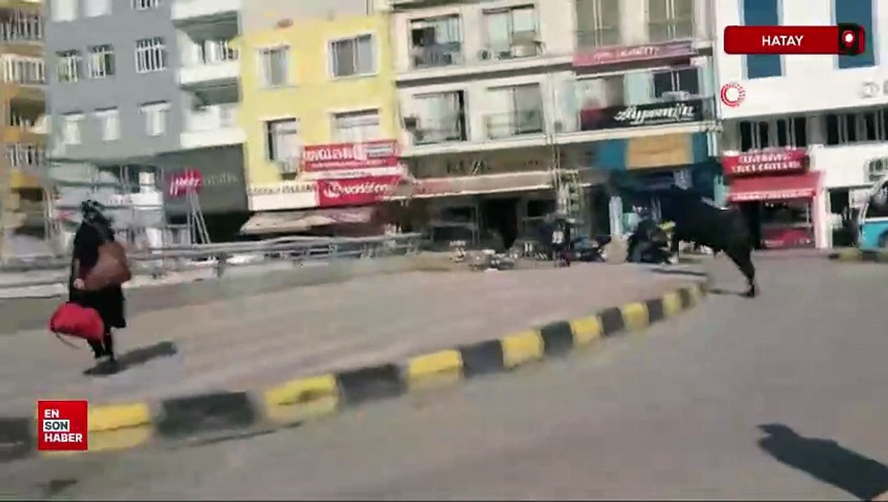 Hatay'da kaçan angusun kaldırımda yürüyen vatandaşı yaraladığı an