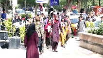 Una decena de mujeres protestan en Kabul contra la imposición del velo integral