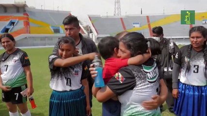 Mujeres indígenas bolivianas dejan el campo y saltan a las canchas de fútbol por tres días