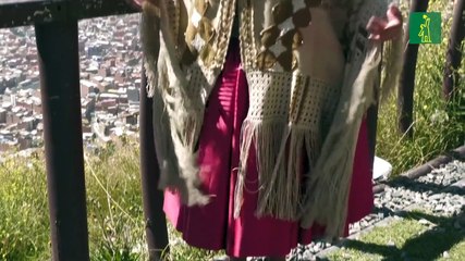 Con zampoñas y charangos, la aymara Alwa rapea su rebeldía en Bolivia