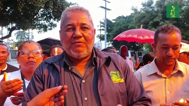 ADP realiza encendido de velas en reclamo de aumento salarial y reparación de escuelas en San Pedro de Macorís
