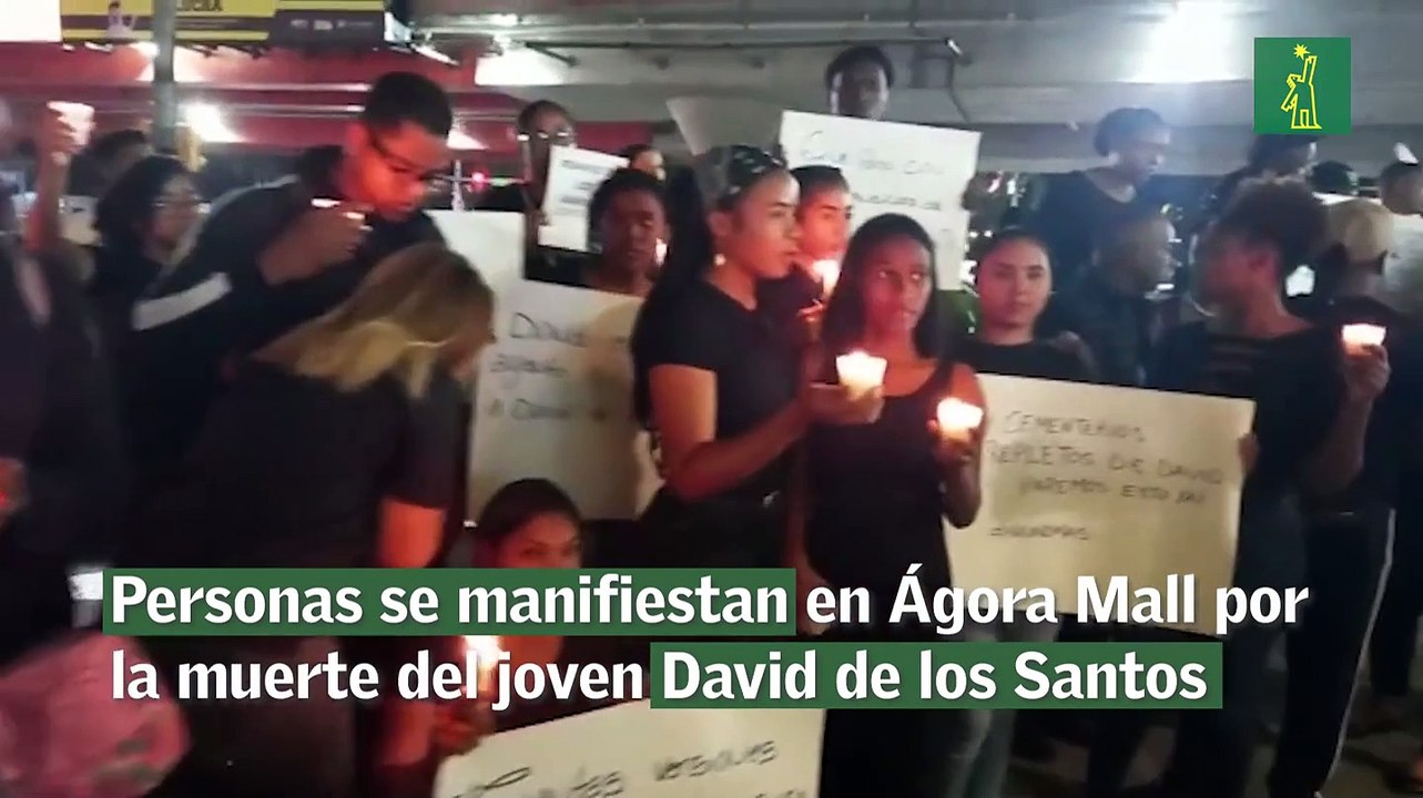 Personas se manifiestan en Ágora Mall por la muerte del joven David de los Santos