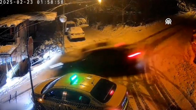 Beykoz'da buzlu yolda kayan otomobil bir taksi ile iki eve çarptı! Kaza anı kamerada