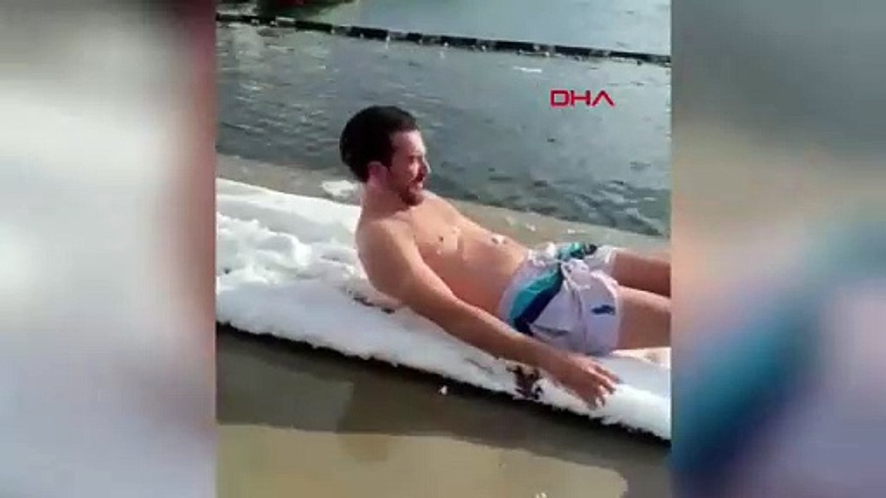 İstanbul'a kar yağdı, sokaklar şenlik alanına döndü: Denize giren bile vardı