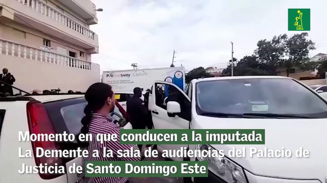 Momento en que conducen a la imputada La Demente a la sala de audiencias del Palacio de Justicia de Santo Domingo Este
