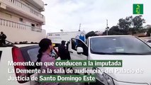 Momento en que conducen a la imputada La Demente a la sala de audiencias del Palacio de Justicia de Santo Domingo Este