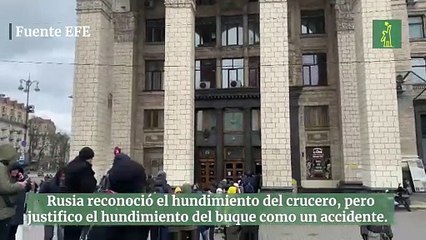Cientos de ucranianos forman una kilométrica para comprar un sello que celebra el hundimiento del buque ruso "Moskvá".