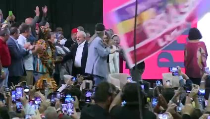 Lula se lanza otra vez por la presidencia para "reconstruir" Brasil