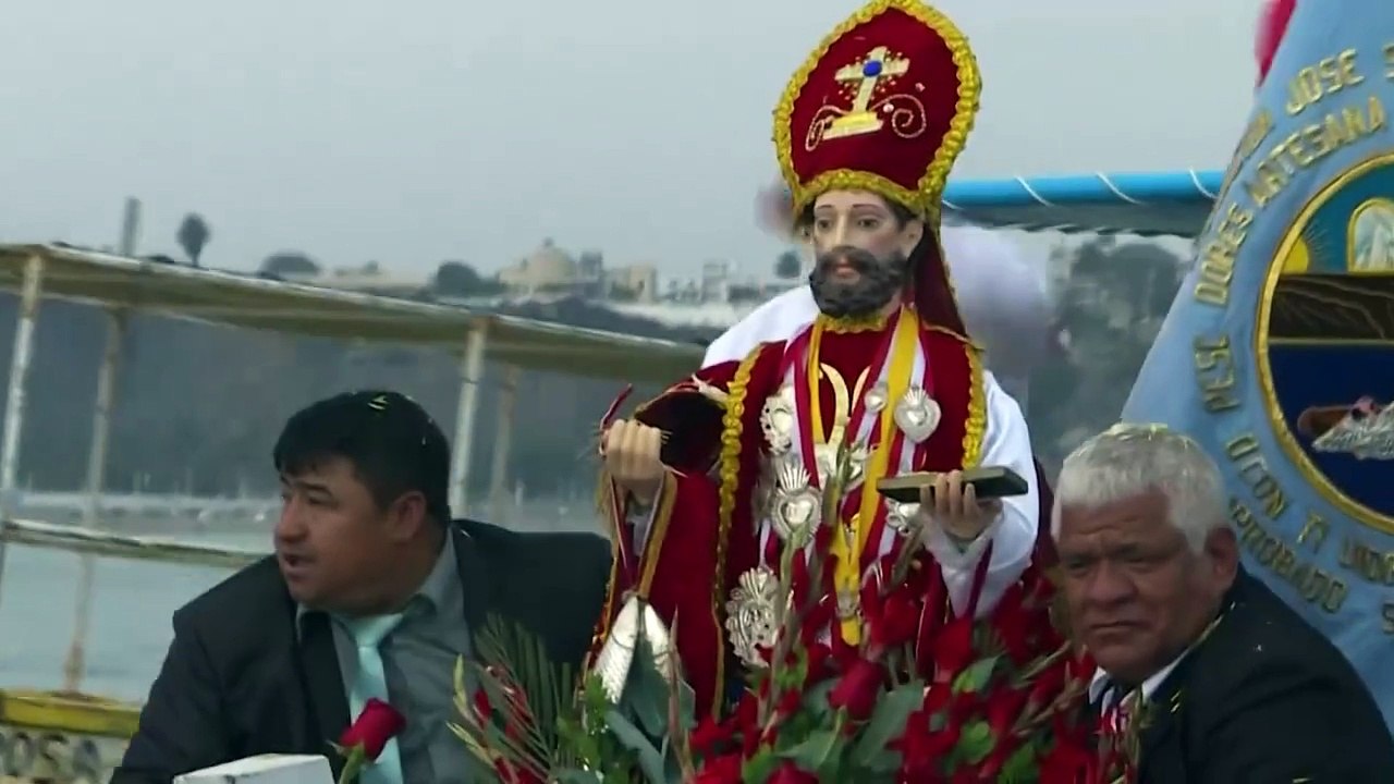 Los pescadores peruanos hacen una pausa para adorar a San Pedro