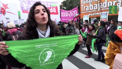 Mujeres protestan en Argentina por fallo contra el aborto ante la Embajada de EE.UU.