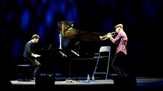 Fabrizio Bosso e tutto il jazz delle canzoni di Pino Daniele: nel live all'Auditorium il coro sulle note di «Se mi vuoi»