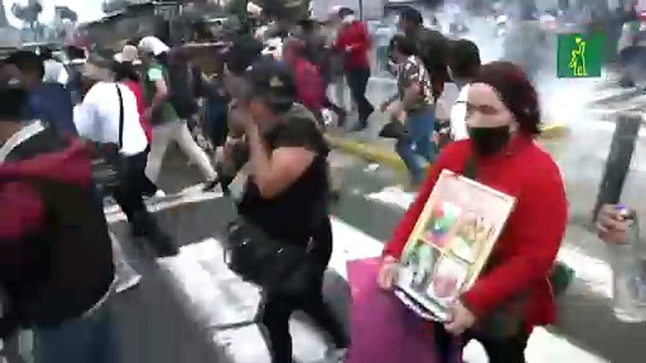 Disturbios entre simpatizantes y opositores de Castillo frente a su centro de arresto