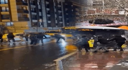 Otobüsler otomobillere kartopu atıp eğlendiler