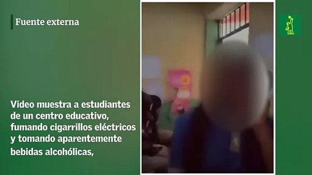 Video viral muestra a estudiantes, fumando cigarrillos eléctricos y tomando aparentemente bebidas alcohólicas.
