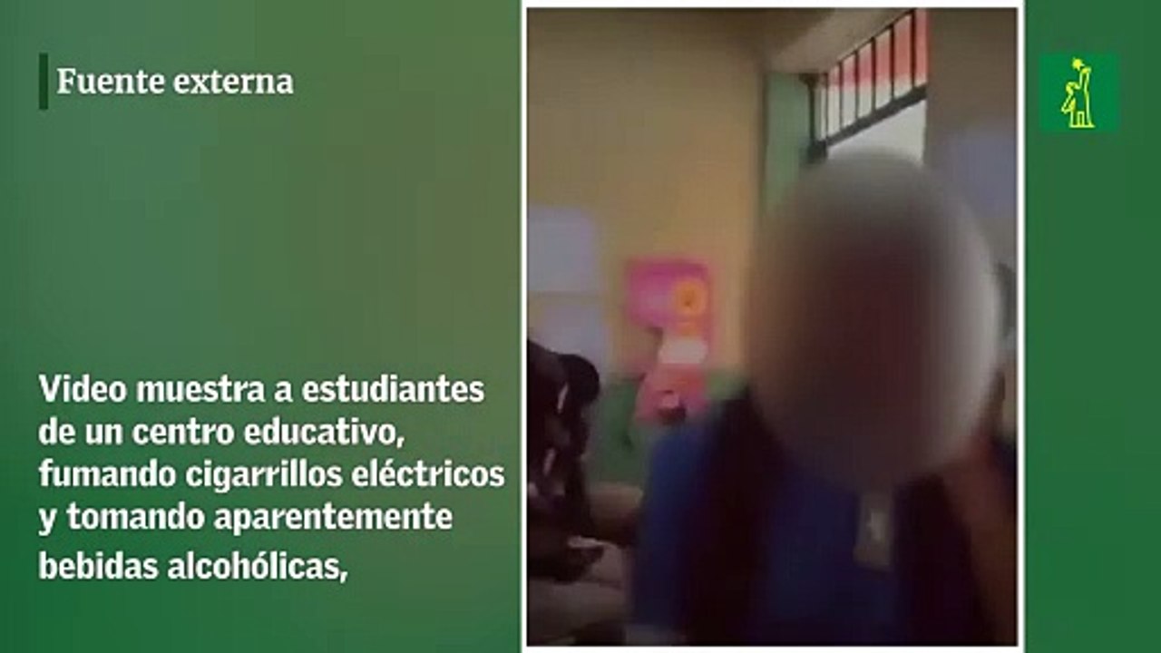 Video viral muestra a estudiantes, fumando cigarrillos eléctricos  y tomando aparentemente bebidas alcohólicas.